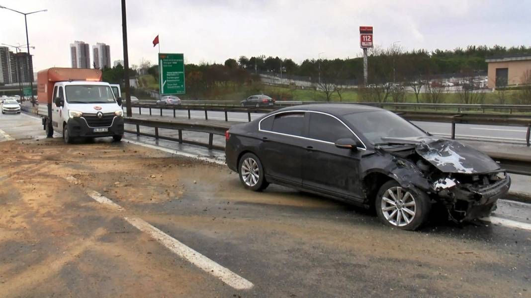 TEM'de feci kaza! Parçalanmış aracı görenler gözlerini ovuşturup bir daha baktı 7